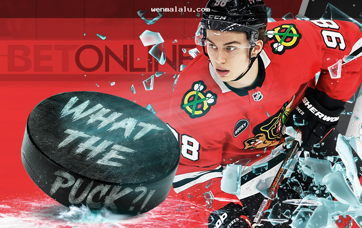 Reddit মতামত পড়ার সময় চেকলিস্ট দেখে নোট নিচ্ছেন এমন দৃশ্য