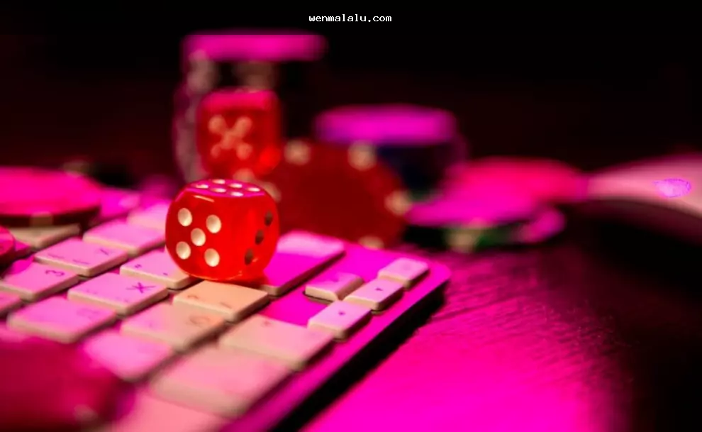 মোবাইলে gambling games বেছে নেওয়ার আগে প্ল্যাটফর্ম যাচাই করছেন একজন ব্যবহারকারী