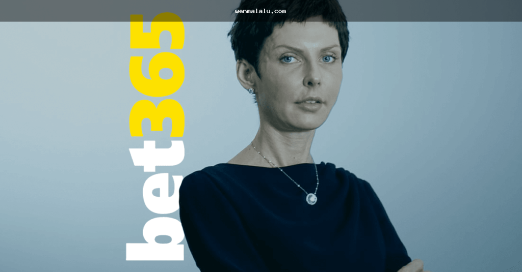 মোবাইলে বেট স্লিপ ও মার্কেট তথ্য মিলিয়ে দেখছেন এমন ব্যবহারকারী